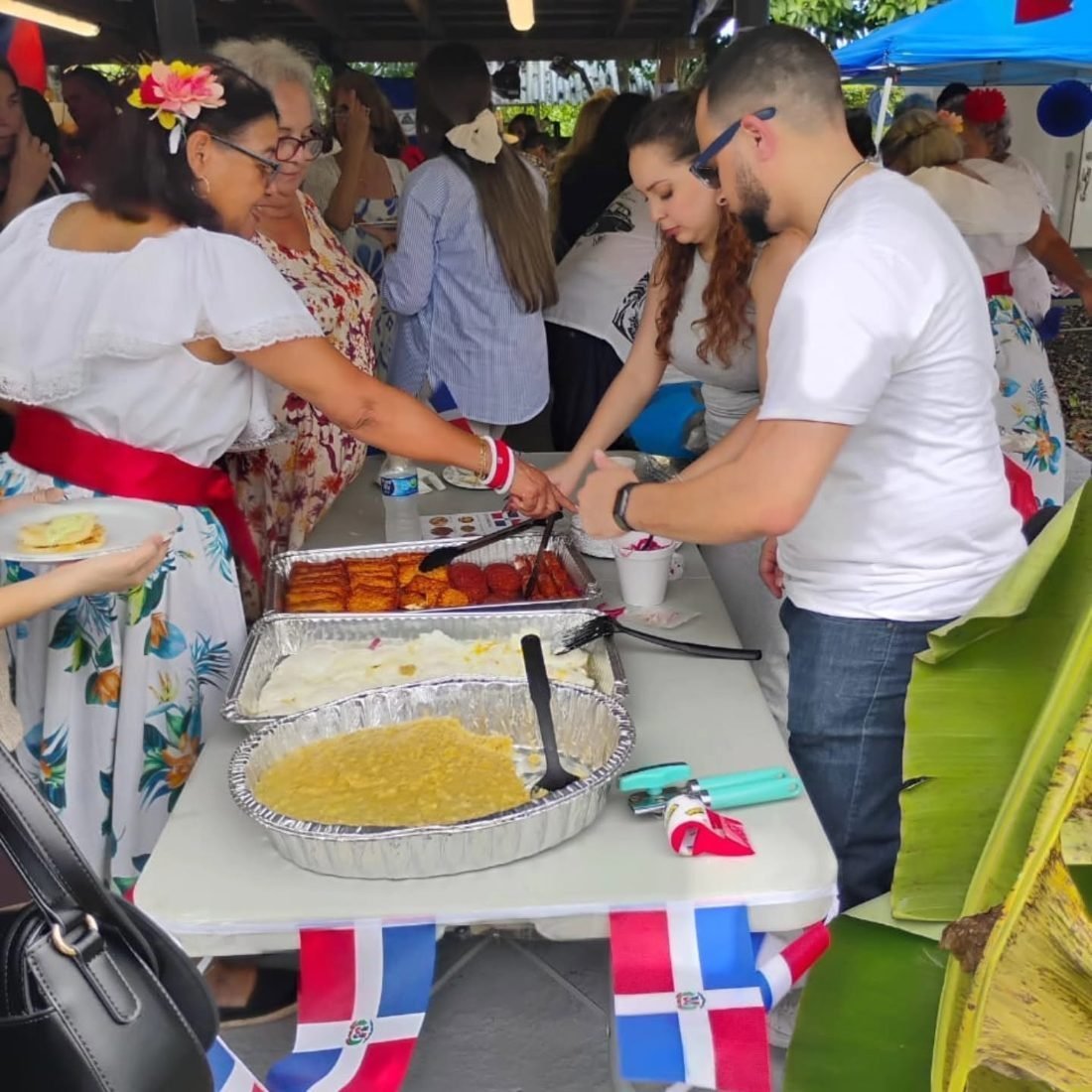Voluntarios repartiendo porciones de comida a los asistentes