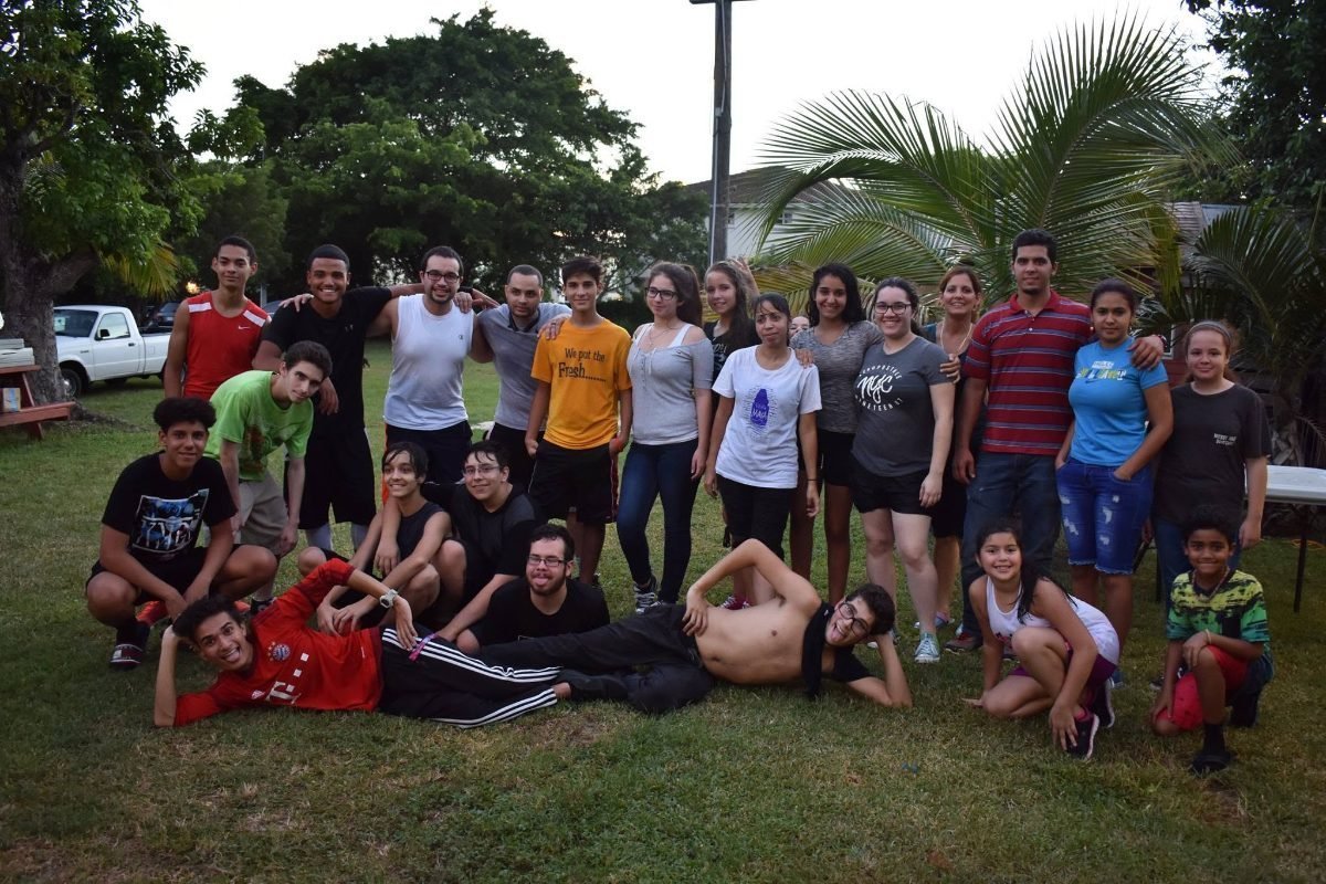 Jóvenes participando en una actividad de grupo al aire libre