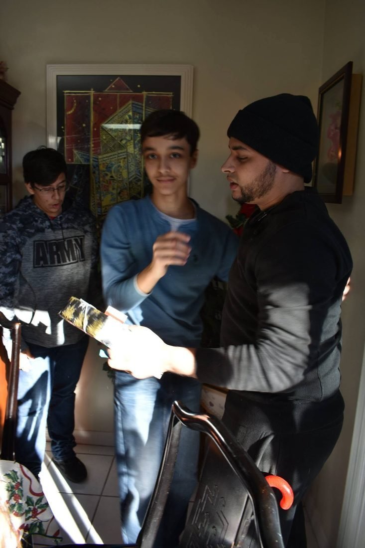 Jóvenes intercambiando regalos durante una actividad navideña