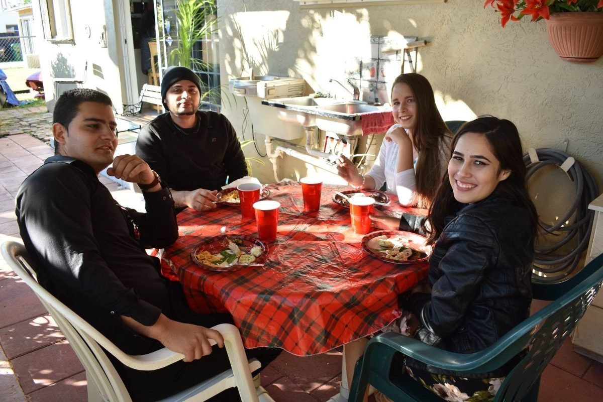 Jóvenes celebrando juntos en una reunión navideña