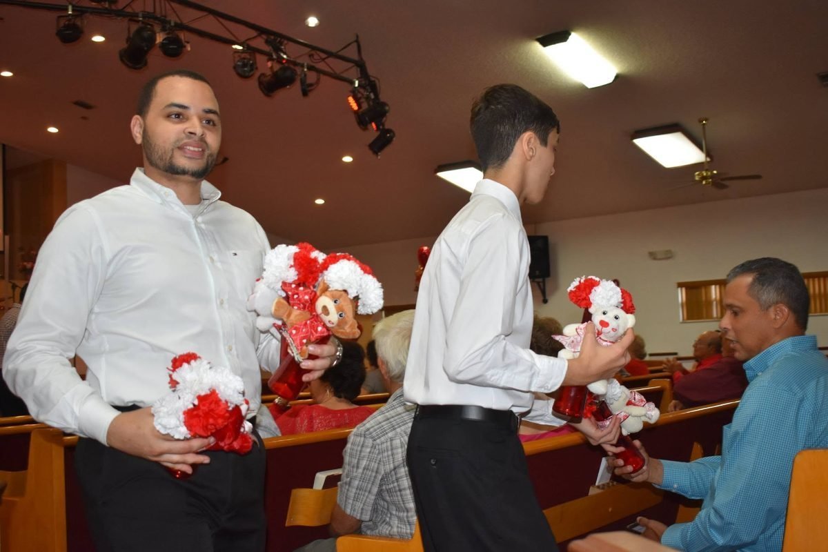 Líder guiando una dinámica de fe con los jóvenes