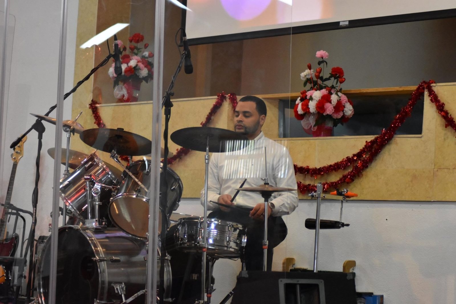 Baterista tocando durante un servicio de adoración